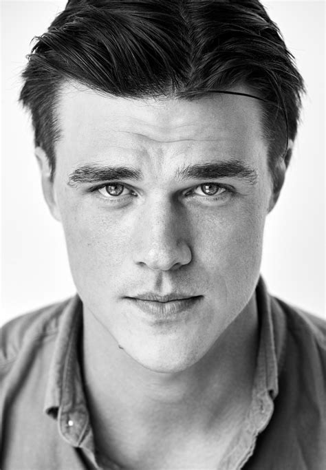 finn wittrock personal life.